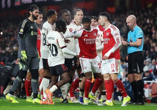 对重伤球员施暴!阿森纳红星遭狂喷:可耻逃红 利物浦全队该揍他 对重伤球员施暴!阿森纳红星遭狂喷:可耻逃红 利物浦全队该揍他